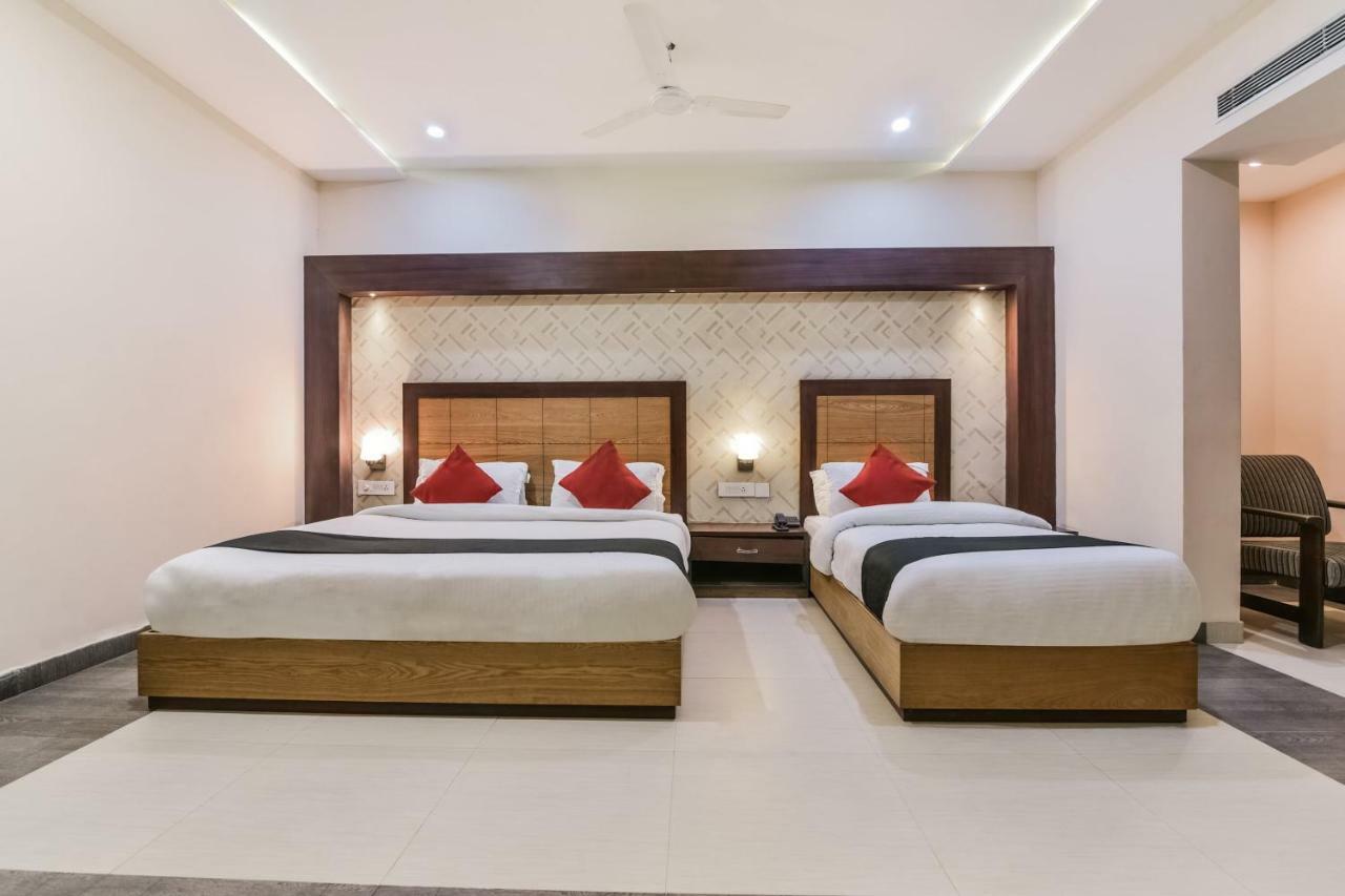 Capital O 4535 Hotel Uma Palace Benares Buitenkant foto
