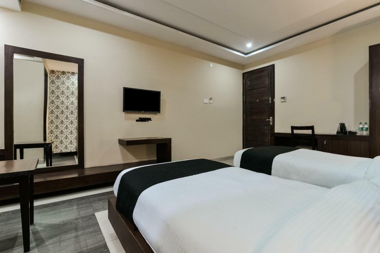Capital O 4535 Hotel Uma Palace Benares Buitenkant foto